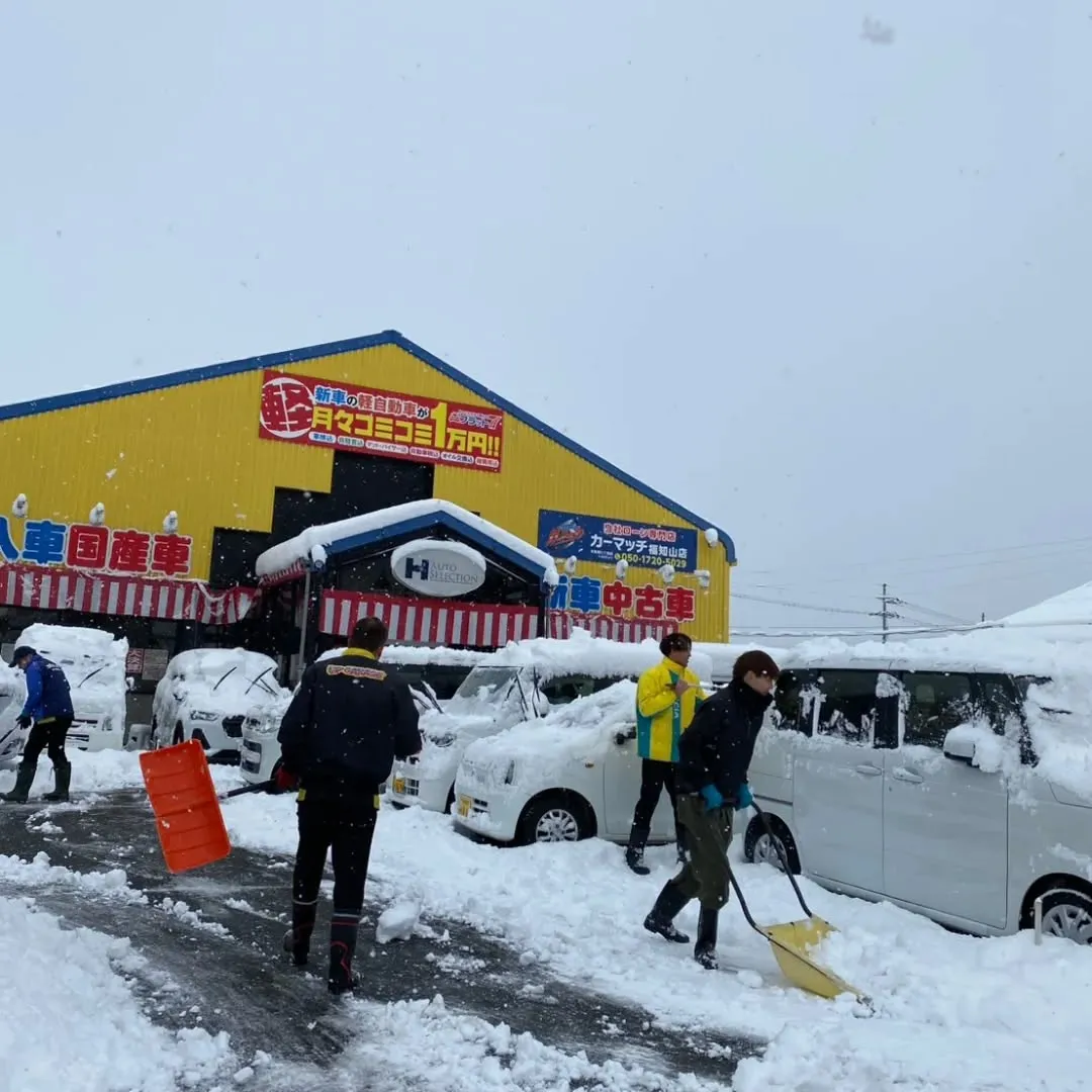 昨日に続き、今日も朝からみんなで雪かき☃️